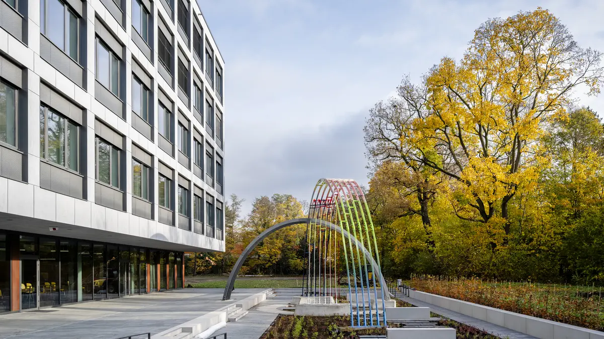 Außenansicht ITMP mit Kunst Am Bau "Three Happy Shelter Arches" Viron Erol Vert