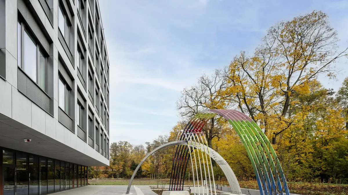 Außenaufnahme ITMP Frankfurt mit Kunst am Bau "Three Happy Shelter Arches" Viron Erol Vert