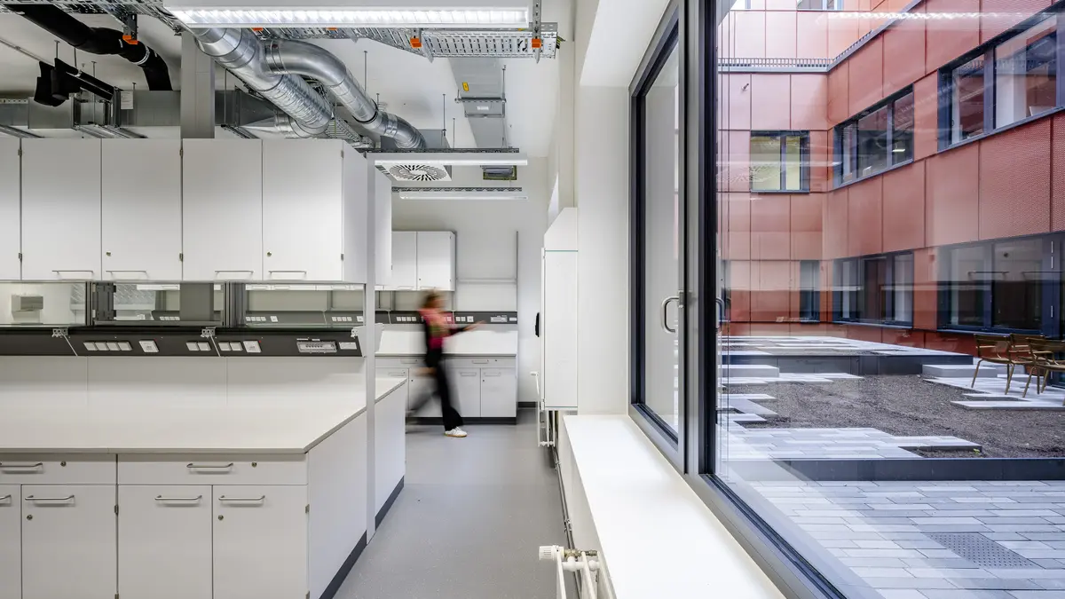 Labor im ITMP Frankfurt am Main mit Sicht in den Innenhof