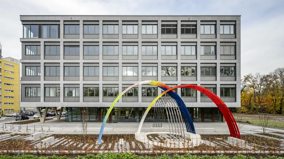 Außenansicht ITMP Frankfurt am Main mit Kunst am Bau "Three Happy Shelter Arches" Viron Erol Vert