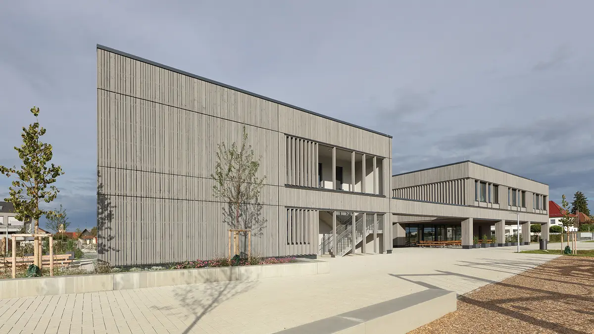 Fassade und Eingang der Grundschule Burlafingen