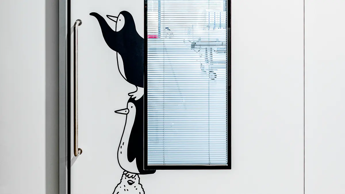 Projekte_UKM_IEZ_Münster_Patientenzimmer_Pinguine